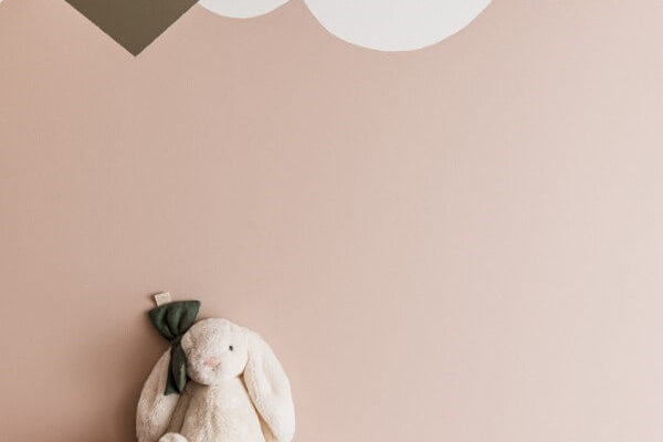Chambre d'enfant, peinture montagne rose et kaki. Rénovation par l'agence d'architecture u design paris