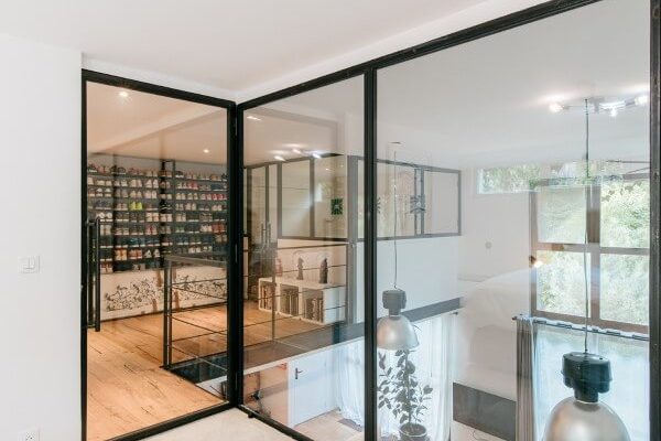 chambre de loft vitrée avec vue sur le séjour et le palier