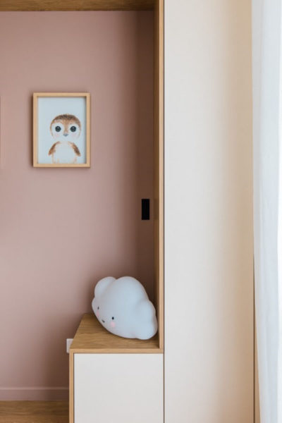 rangement chambre d'enfant. lampe veilleuse nuage et peinture de chouette à l'aquarelle. Mobilier crème et bois