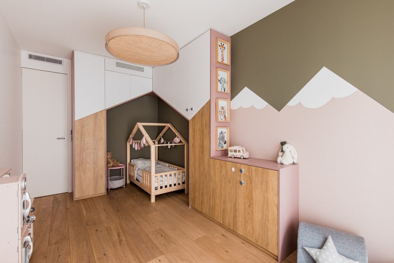 Chambre d'enfant, peinture montagne rose et kaki. Lit en forme de maison. Mobilier sur mesure et cadres animaux aquarelle, rénovation par l'agence d'architecture u design paris