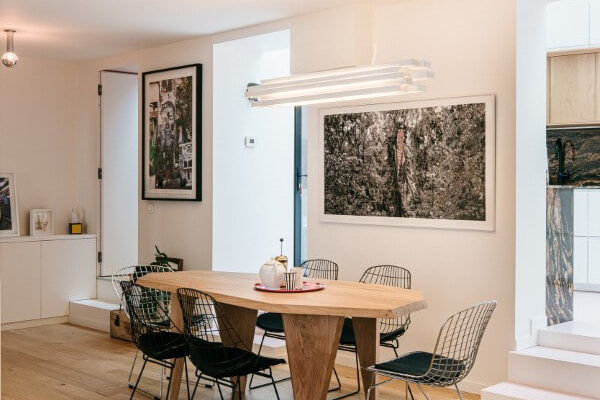 Séjour salle à manger communicante avec la cuisine. Table Guillemette Paris