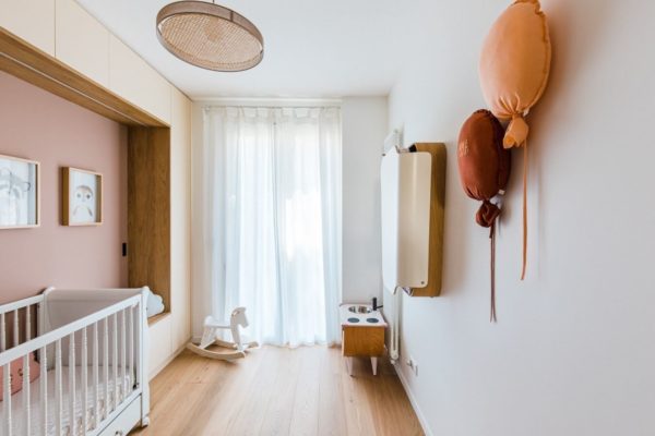 Chambre de bébé rose pale, cadres animaux aquarelle, table à langer pliable rénovation par l'agence d'architecture u design paris