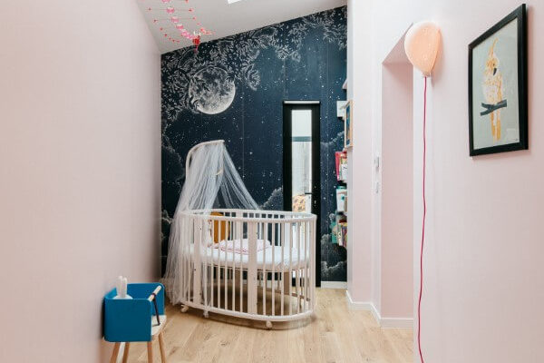 Chambre de petite fille rose poudré et papier peint nuit étoilé
