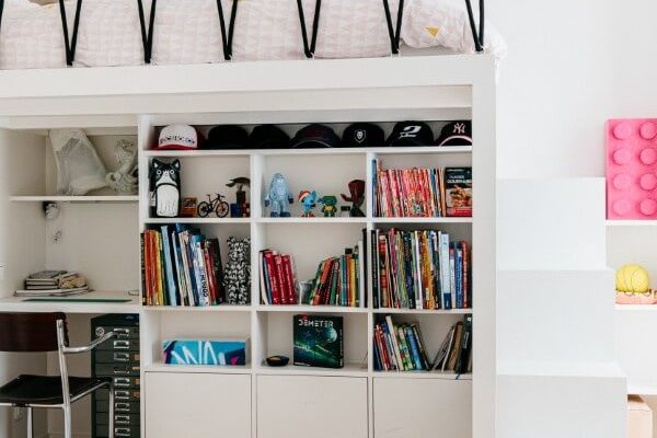 Lit mezzanine avec rangements et bureau intégré dans un grand appartement entièrement rénové par l'agence d'architecture U design Paris