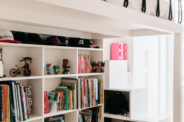 Lit mezzanine avec rangements et bureau intégré dans un grand appartement entièrement rénové par l'agence d'architecture U design Paris