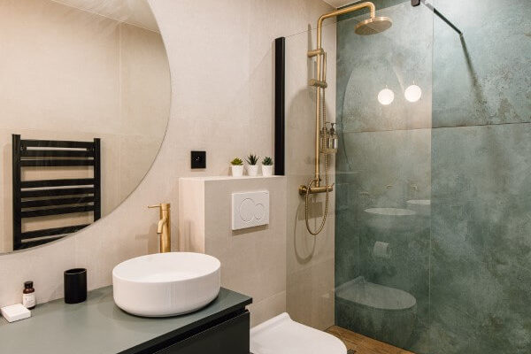salle de bains, suspension slof ICS, carrelage mural cuivre oxydé et robinetterie chromée