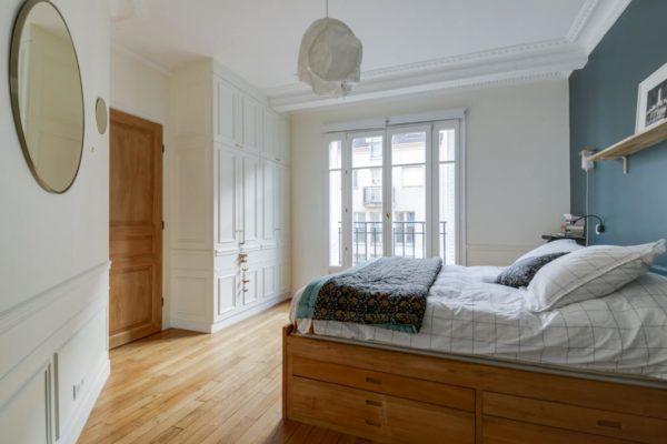 Suite parentale. Dans la chambre une tonalité bleue domine et s'associe parfaitement avec le parquet et le bois clair du lit dans une atmosphère douce et apaisante, de quoi faire plein de jolis rêves..