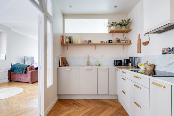 Une réorganisation de l'appartement a permis de créer une cuisine ouverte sur le salon, là où il n'y avait auparavant qu'un couloir. Celui-ci desservait la chambre et la salle de bains. Nous avons déplacé l'entrée de la chambre et inclus l'entrée de la salle de bains à l’intérieur de cette chambre pour créer une belle suite parentale. De cette façon la cuisine est connectée aux pièces de vie et donc conviviale