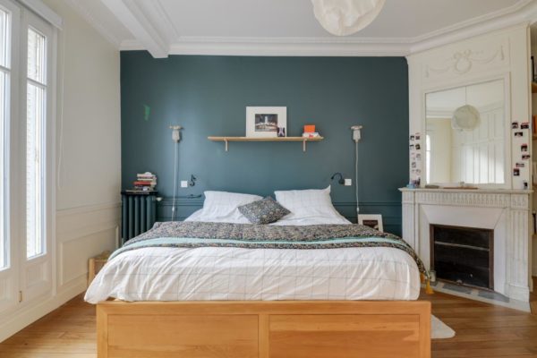 Suite parentale. Dans la chambre une tonalité bleue domine et s'associe parfaitement avec le parquet et le bois clair du lit dans une atmosphère douce et apaisante, de quoi faire plein de jolis rêves..