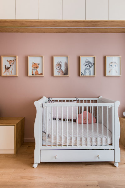 Chambre de bébé rose pale, cadres animaux aquarelle, rénovation par l'agence d'architecture u design paris