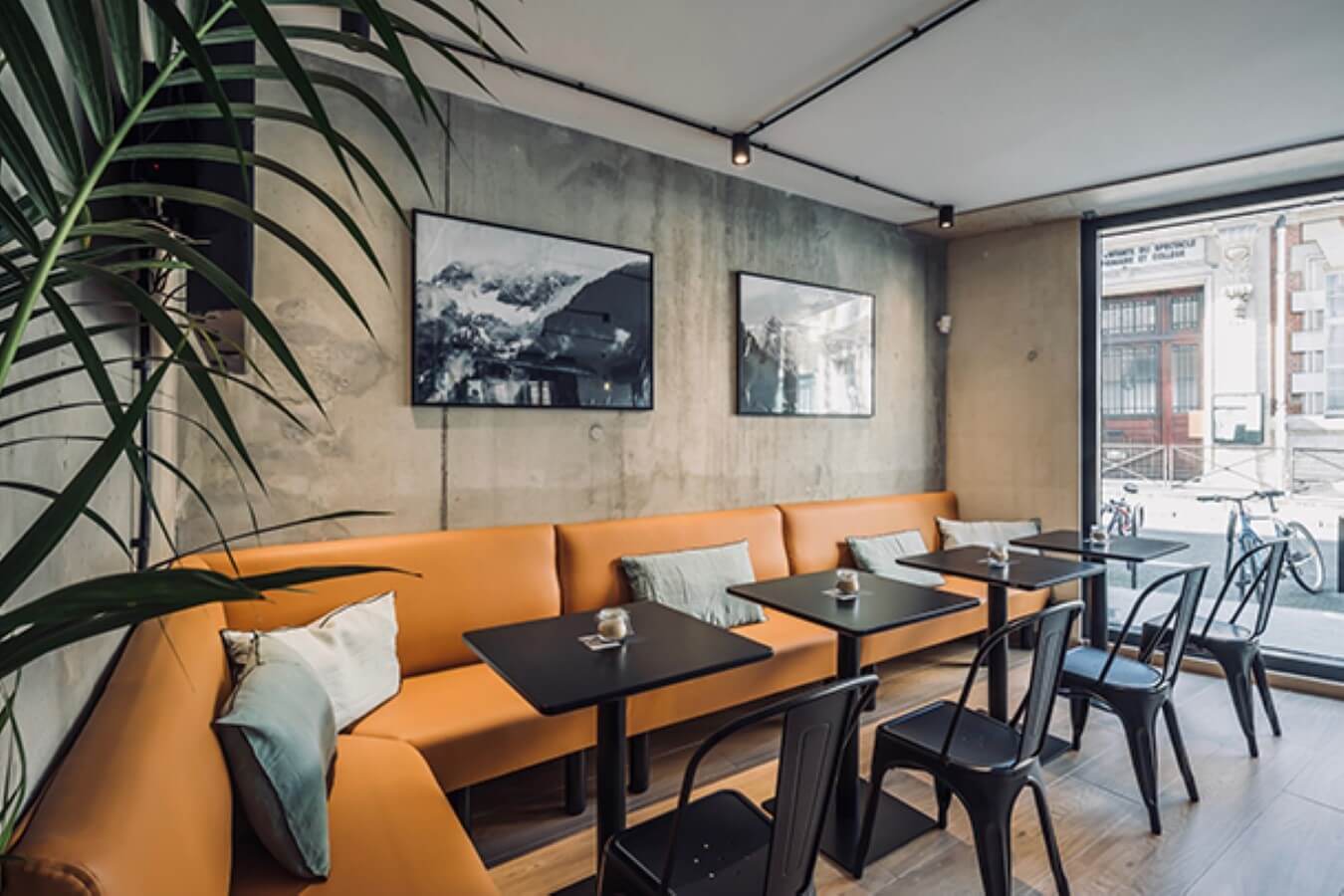 Banquette en cuir et béton brut, rénovation intégrale par l'agence d'architecture U design Paris