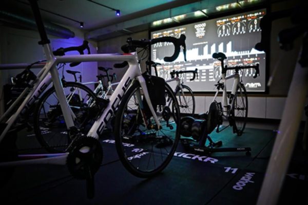 Salle de cycling storm - transformation d'un local en salle de sport par l'agence d'architecture U design Paris