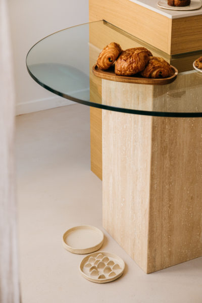 Architecture-Intérieure-Paris-cuisine-travertin-table-encastrée-udesign