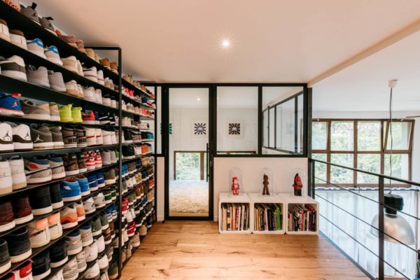 Chambre de loft vitrée avec vue sur le séjour et le pallier