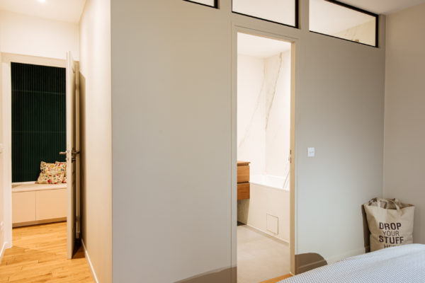Salle de bain dans une suite parentale : rénovation d'un duplex à paris par l'agence d'architecture U design Paris