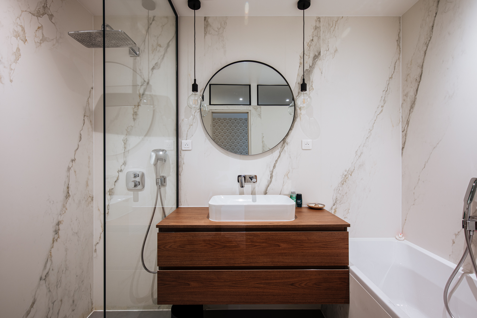 Salle de bain en marbre - rénovation d'un duplex à Paris