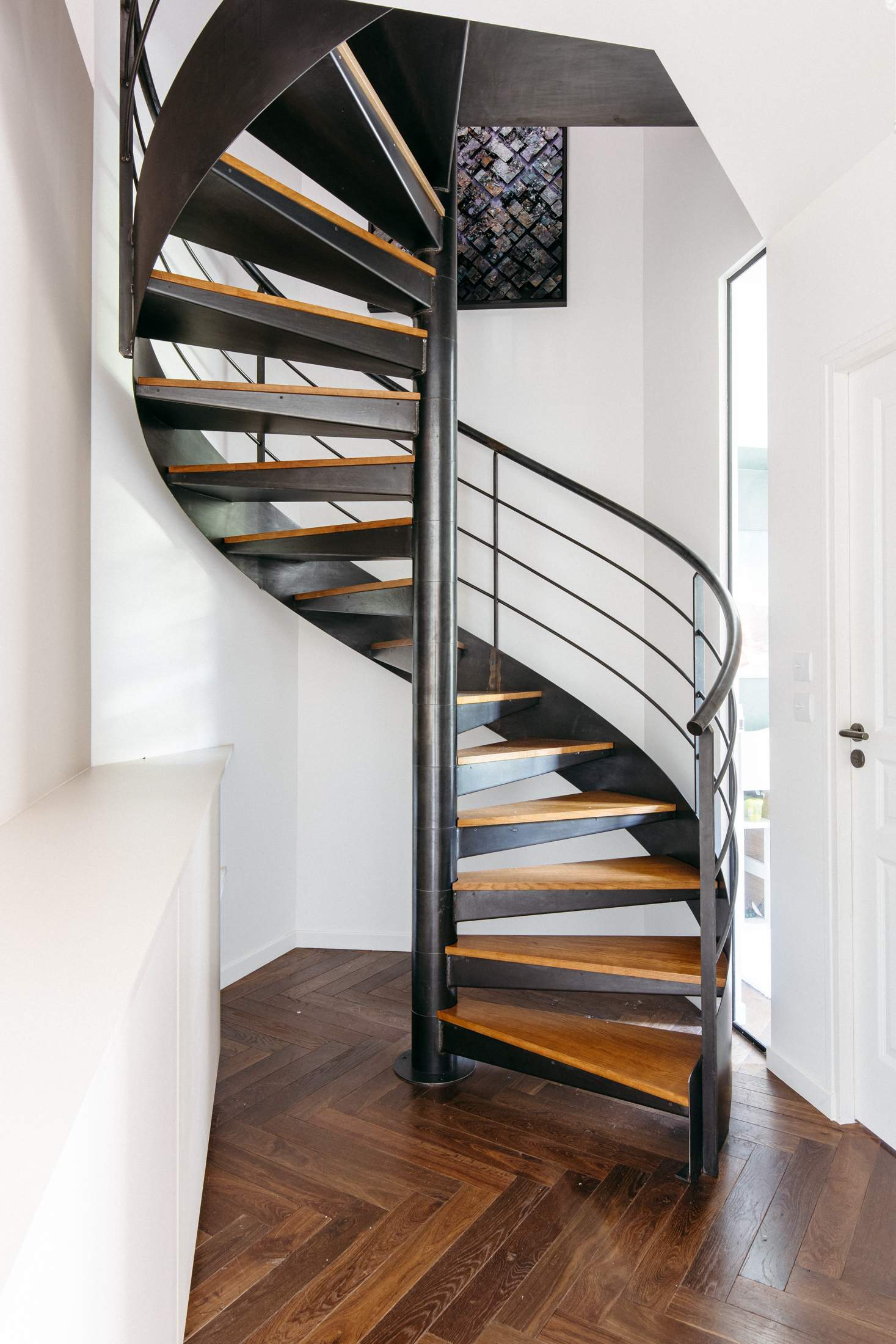 Escalier métallique et marches en bois issus d'une rénovation réalisée par U design Paris