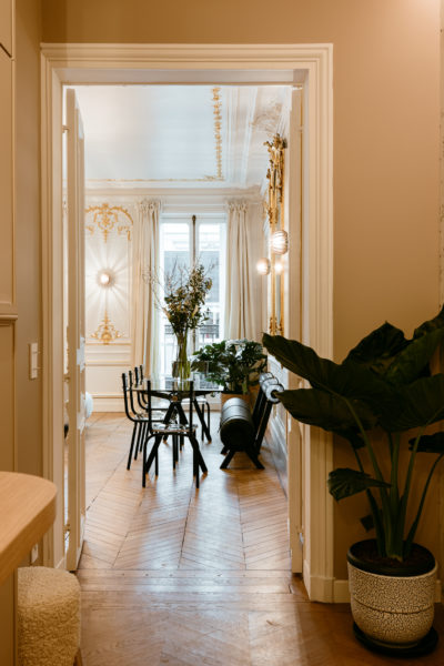 Restauration du grand séjour de l'appartement 100% français : restauration de moulures par un staffeur et des dorures à la feuille d'or. Les trumeaux sont d'époque et ont été rénovés eux aussi. Entourés des appliques RIF, de la Table Clavex de chez Maximum et du banc Mojow, le contraste des époques est parfait. Une rénovation par l'agence d'architecture U design Paris