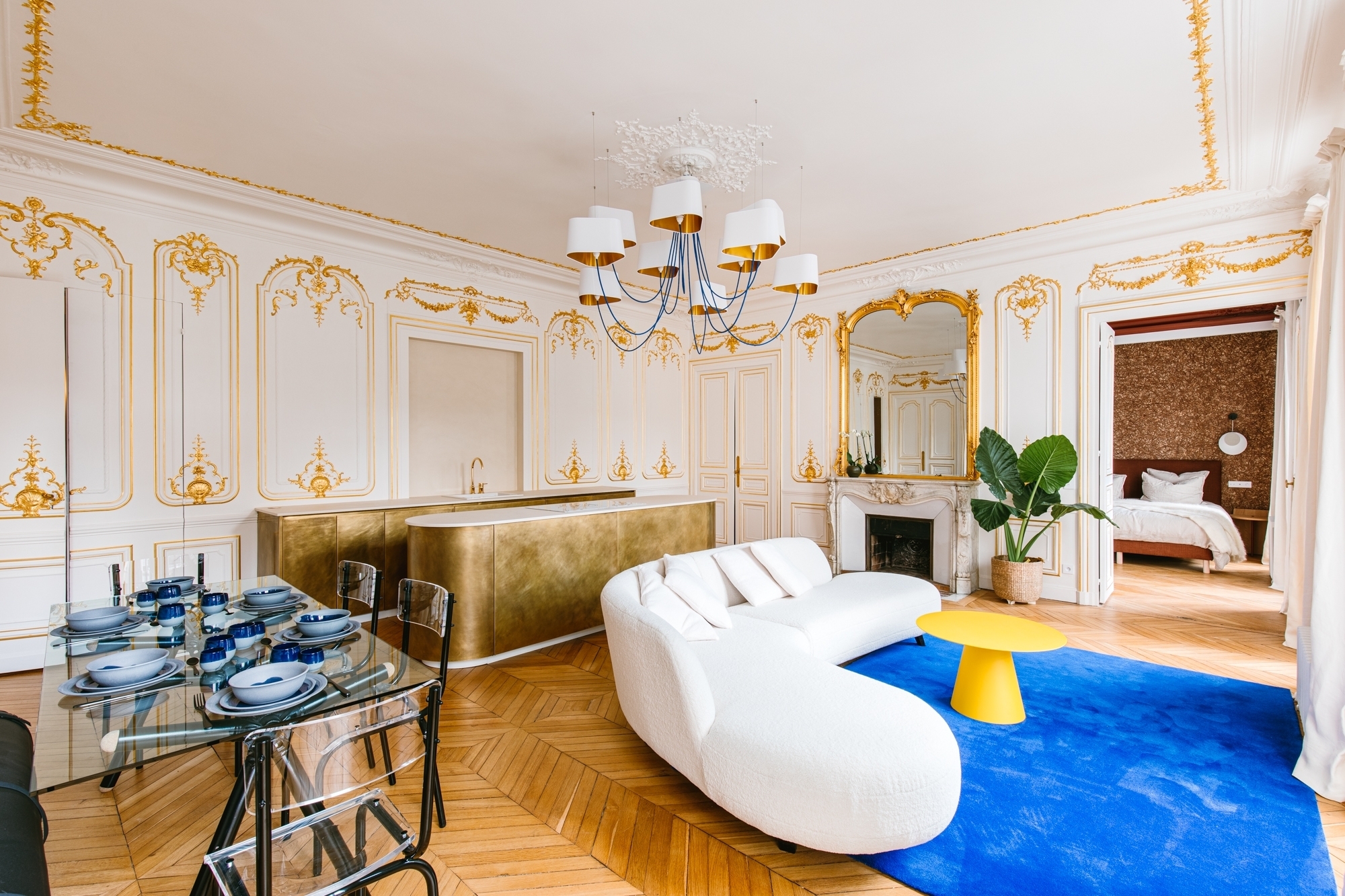 Rénovation d'un appartement de style dans paris. Contraste entre le moderne et l'ancien grâce à la restauration des moulures et des dorures associées à une décoration contemporaine. Une rénovation effectuée à partir de matériaux entièrement fabriqués en france