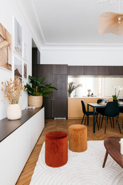 Séjour du troisième appartement. Tapis beige La redoute, pouf terra cota et moutarde, parquet Point de Hongrie et vase en terre cuite. Rénovation après division d'un appartement en 3 locations de luxe, par l'agence d'architecture U design