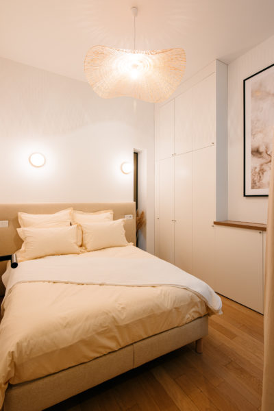 Chambre beige avec fenêtre intérieure