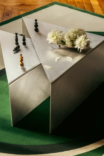 Table Triangolo - The socialite Family