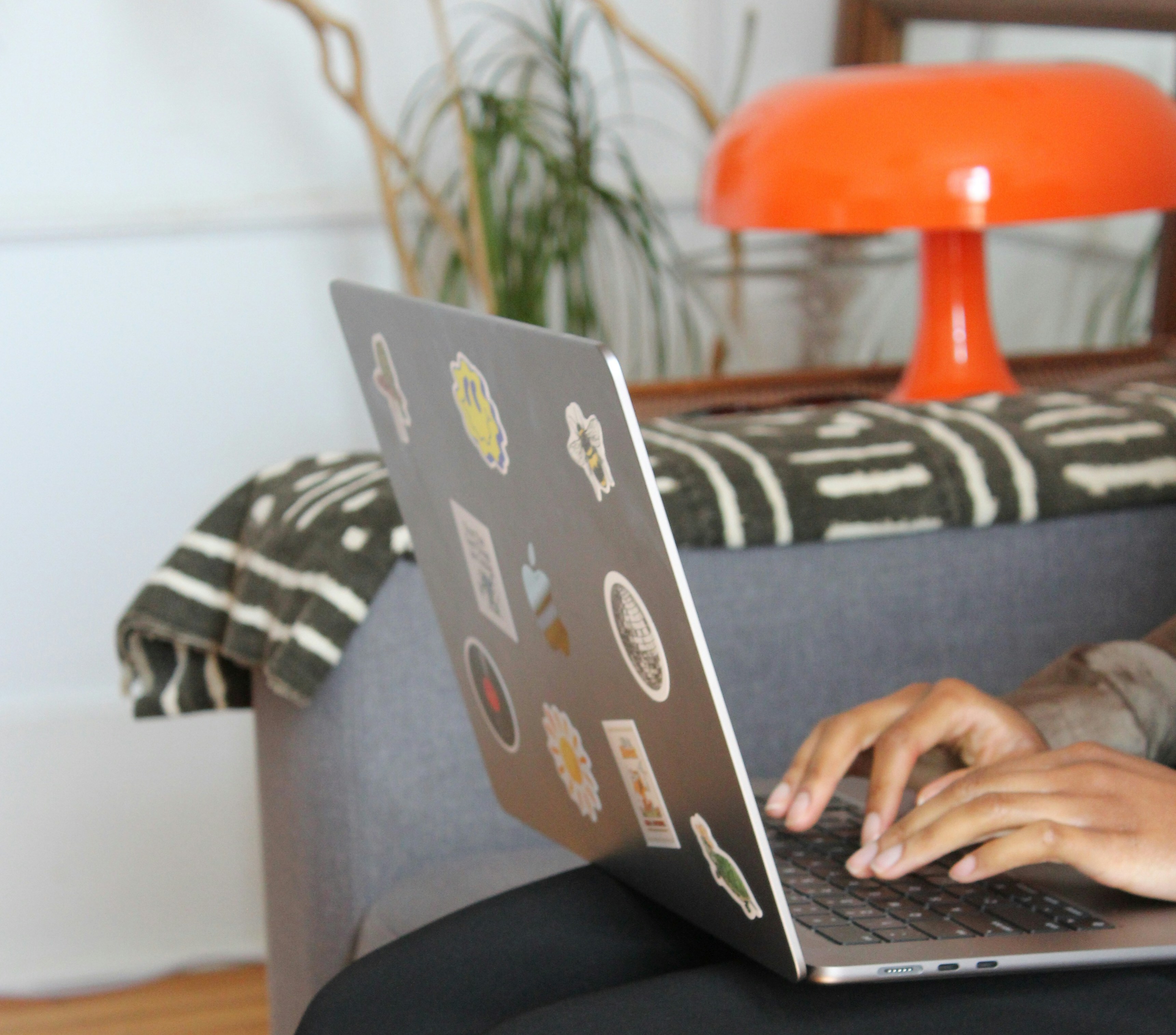 Choisir du mobilier de qualité sur internet, un véritable défi